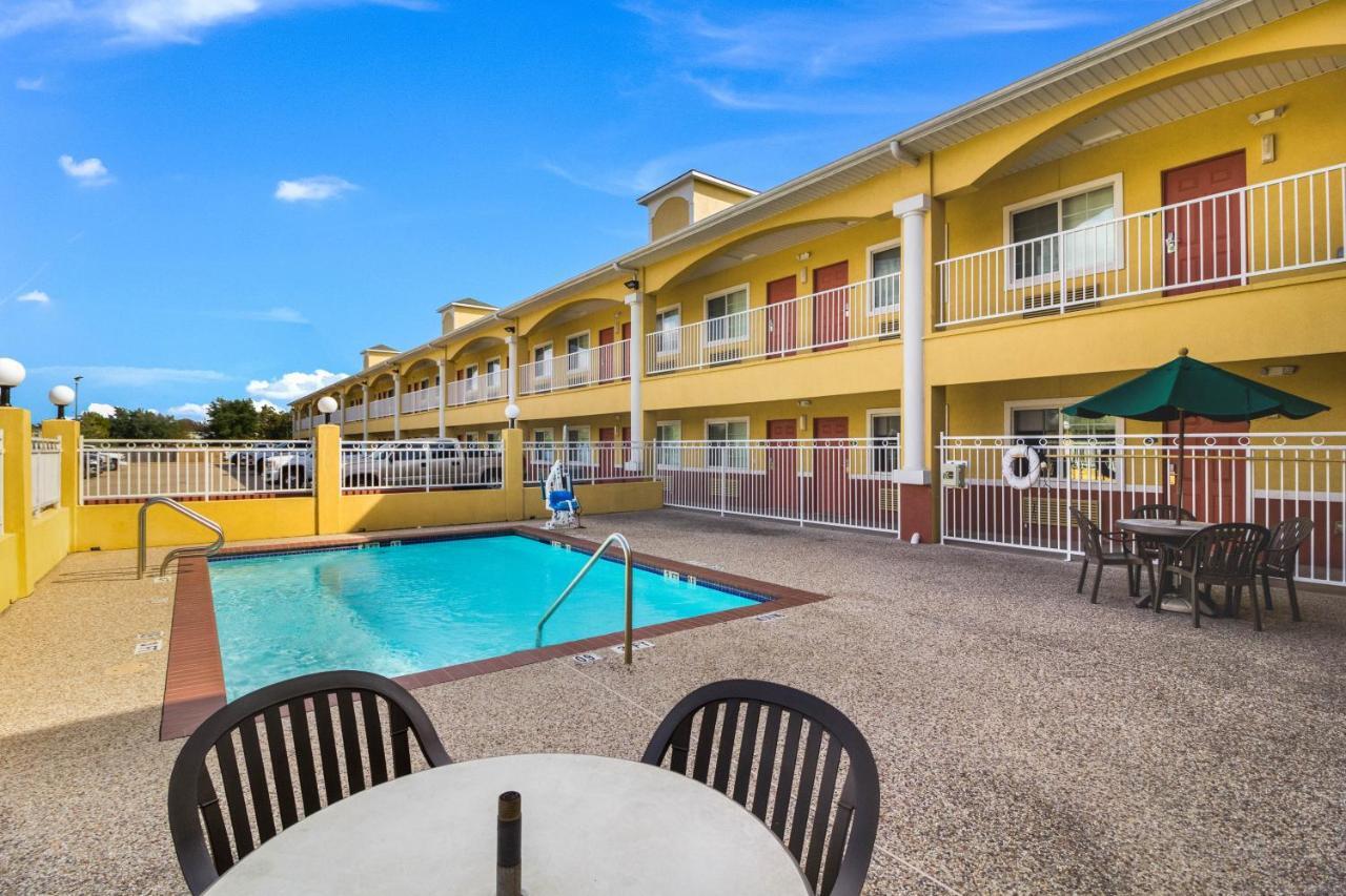 Scottish And Motel Baytown